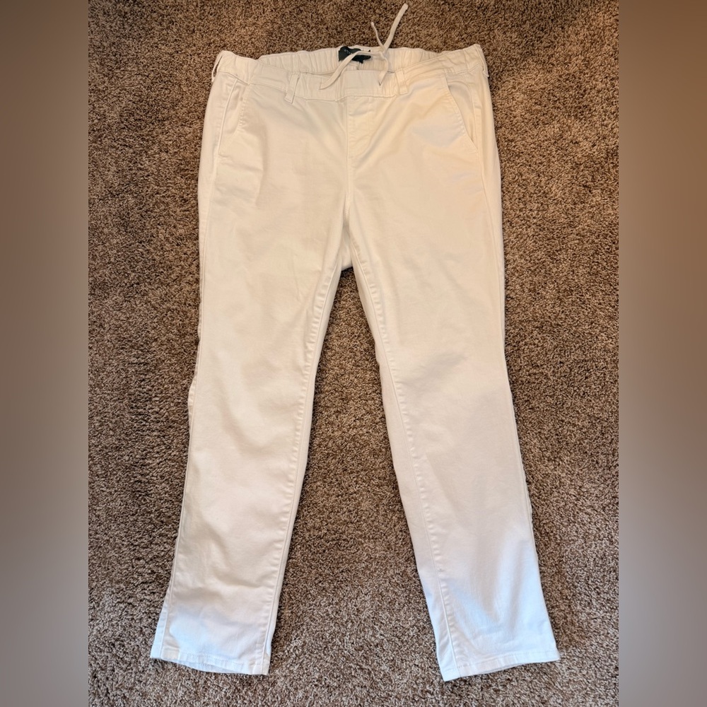 TORRID White jeans size 2R LIKE NEW Weekend Boyfriend Straight Super Soft
